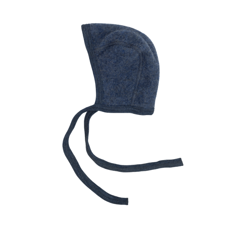 Engel natur wolfleece strikmutsje in de kleur blue melange - de Wevershoek