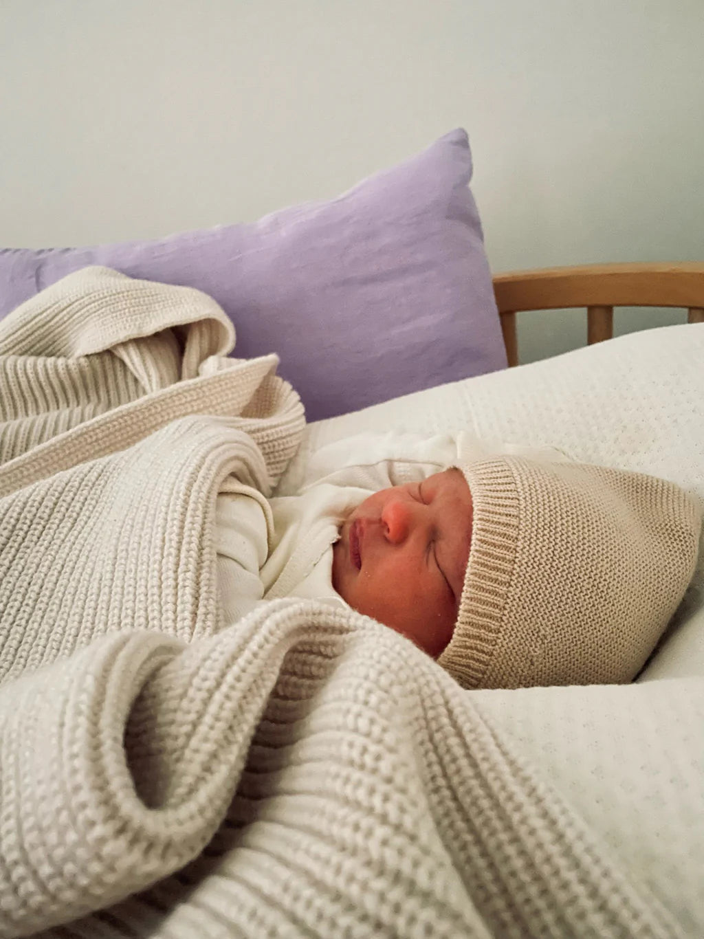 Hvid strikmutsje newborn - Oat