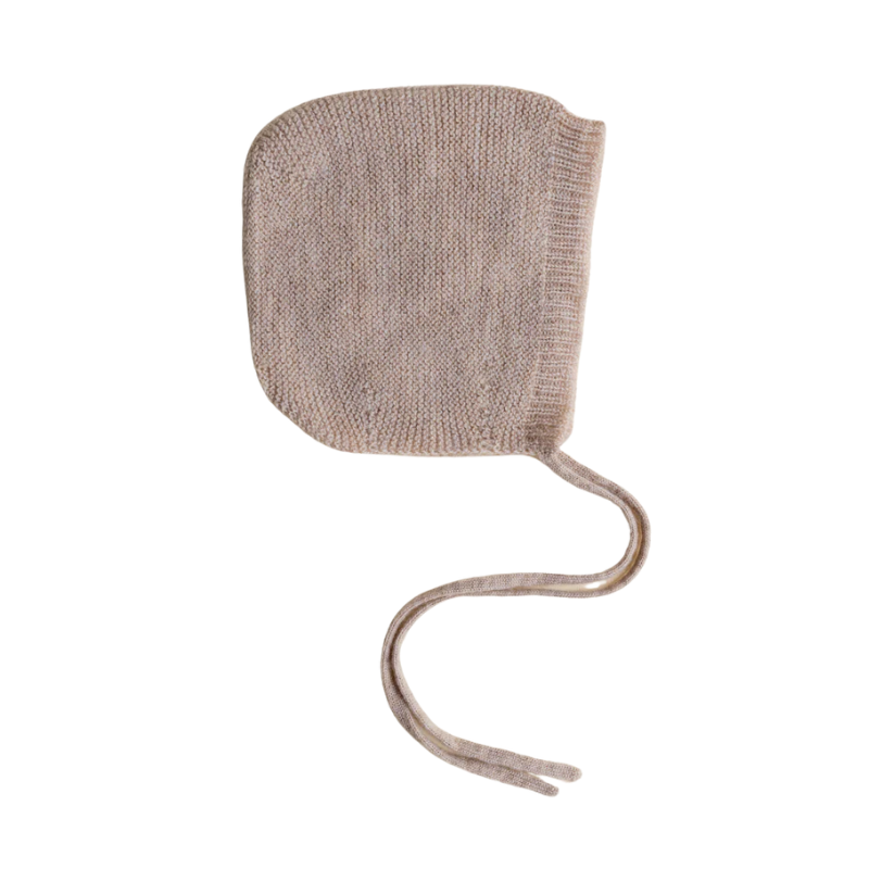 Hvid bonnet newborn merino wollen strikmutsje in de kleur sand - de Wevershoek