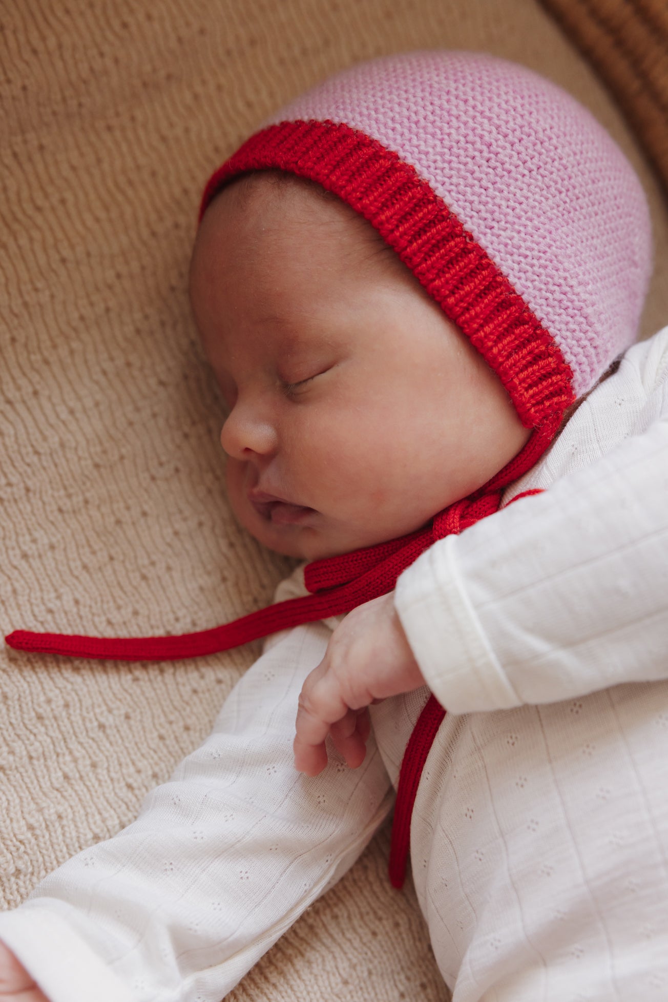 Hvid strikmutsje Dolly AW25/26 - Cotton candy / Red