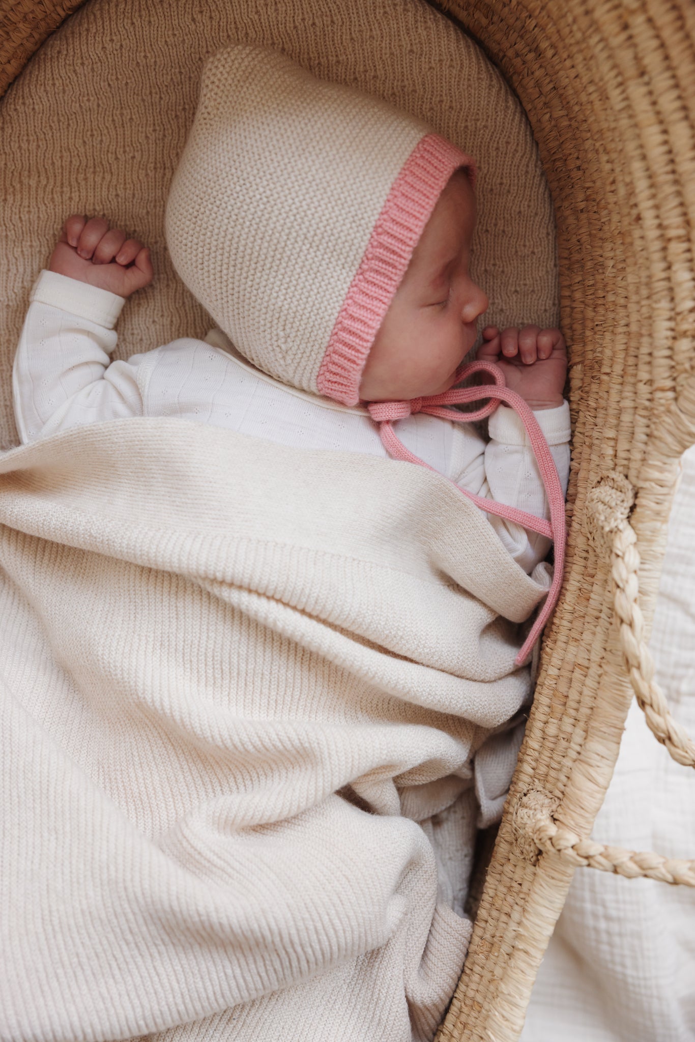 Hvid strikmutsje Dolly AW25/26 - Cream / Bubblegum