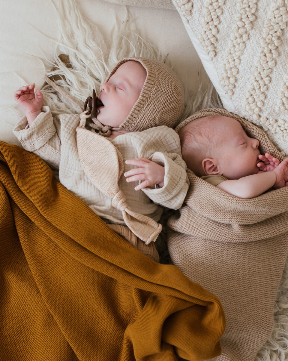 Hvid strikmutsje Dolly - Sand