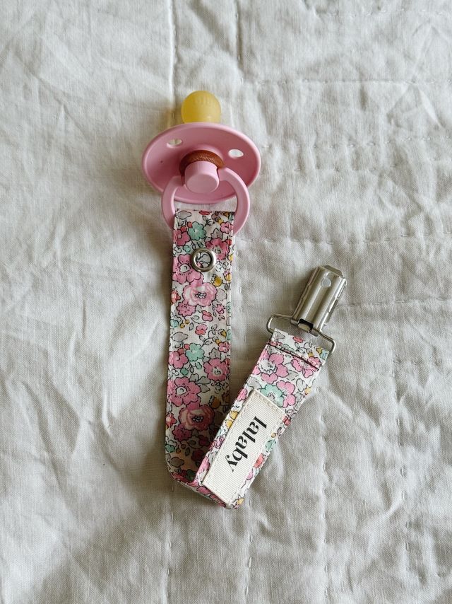Lalaby cotton pacifier clip – Pink Betsy