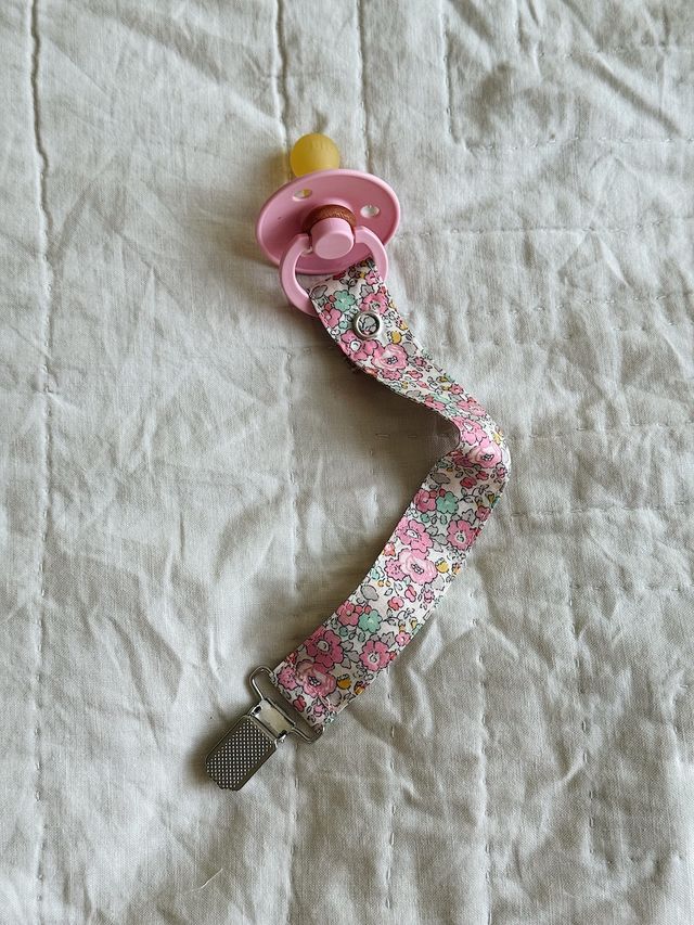 Lalaby cotton pacifier clip – Pink Betsy