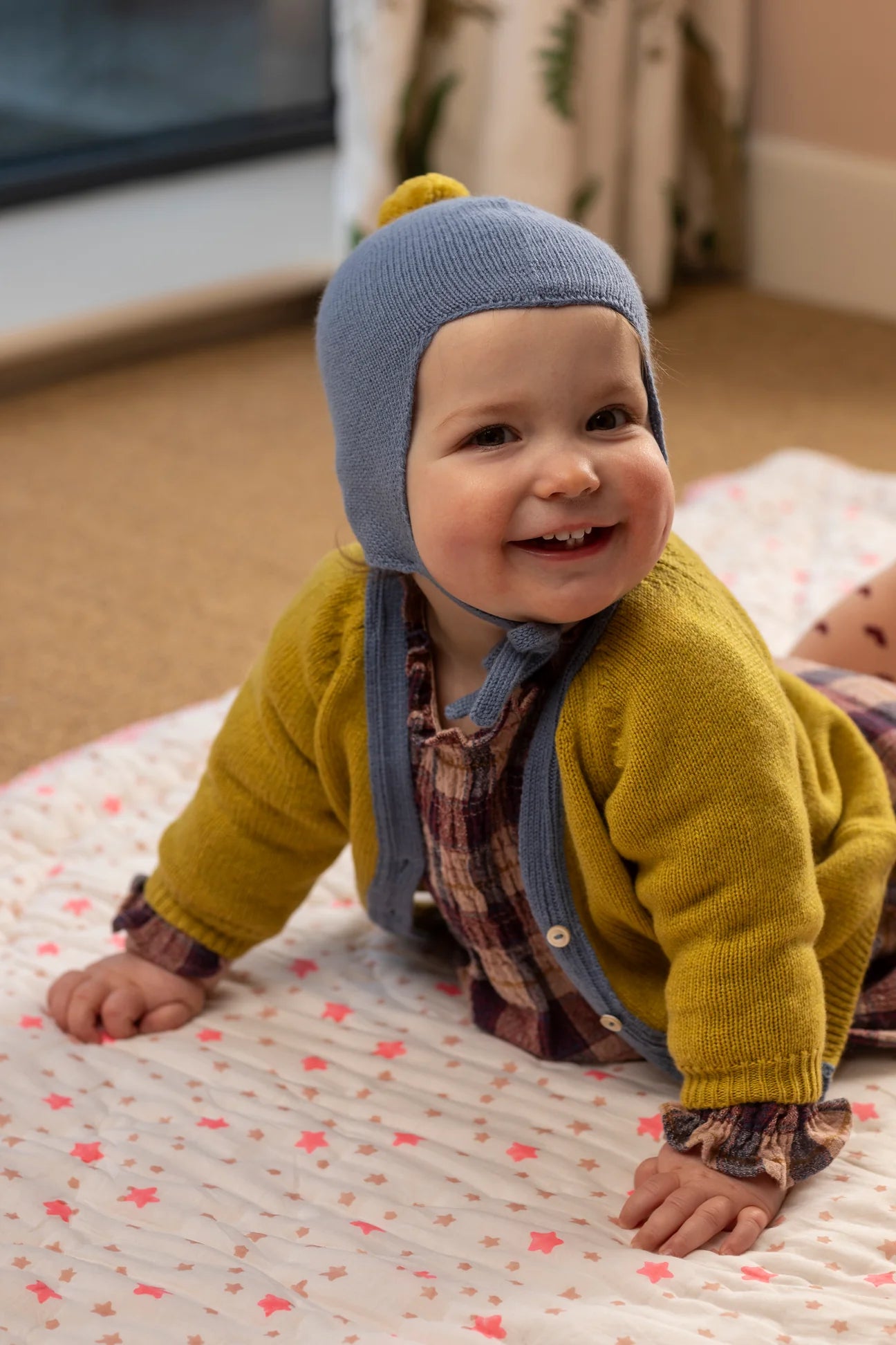 Rosie Sugden kasjmier strikmutsje met pom-pom - Mermaid / Gold Dust