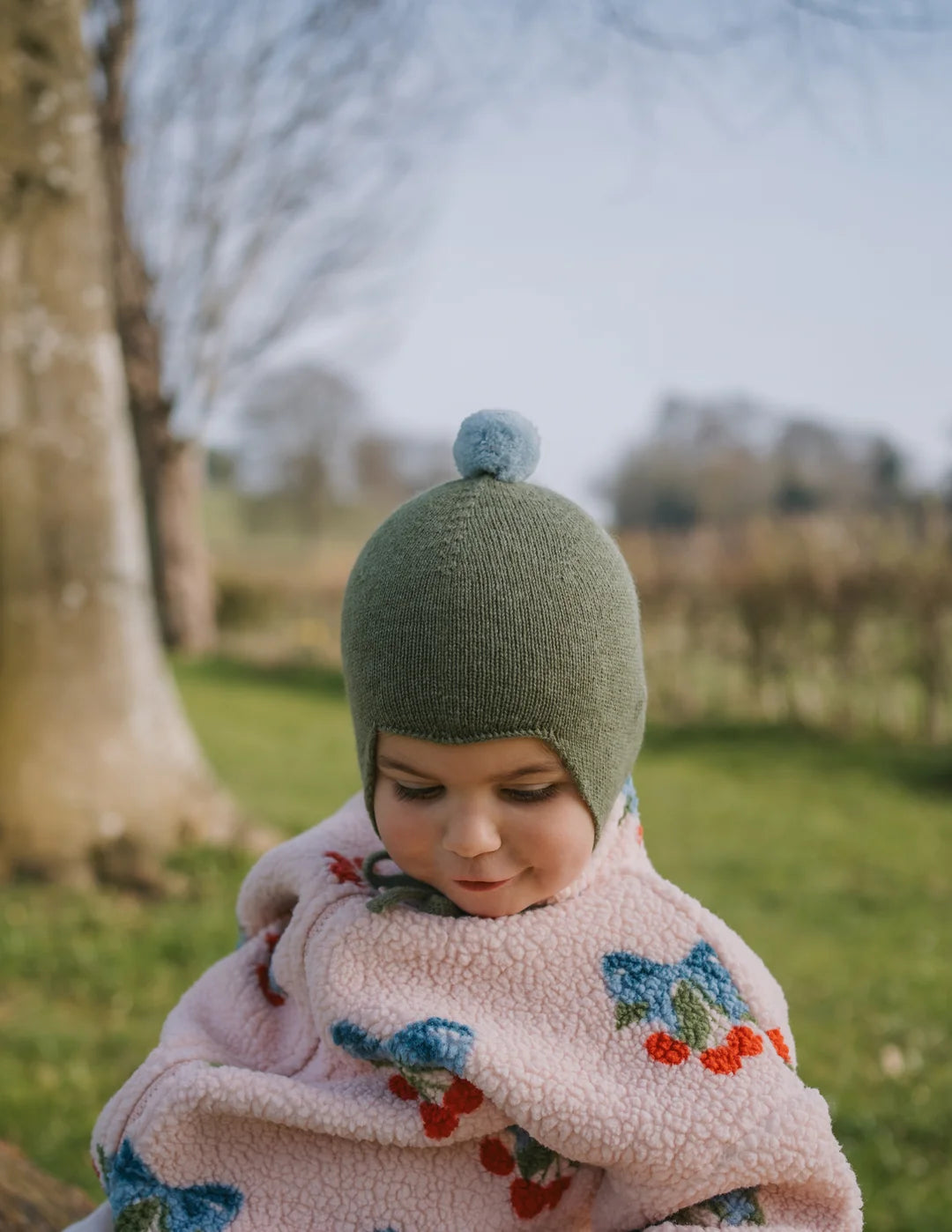 Rosie Sugden kasjmier strikmutsje met pom-pom - Ivy / Blue Mist