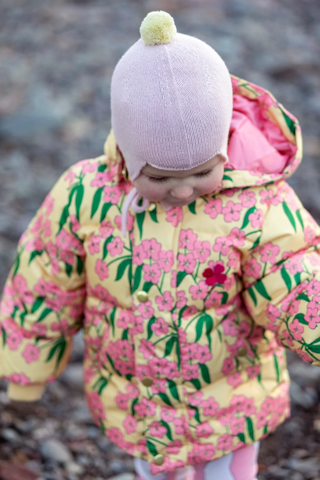 Rosie Sugden kasjmier strikmutsje met pom-pom - Marshmallow / Lemon